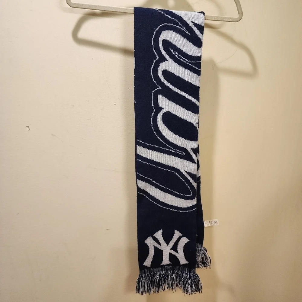 Forever Colectibles NEW YORK YANKEES Logo  Unisex Scarf